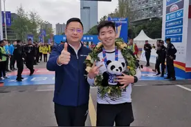 他是成都马拉松最后一名，领导亲自迎接送花图片