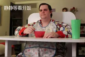 33岁还长不大的“巨婴”，喜欢用奶瓶喝咖啡，戒不掉纸尿裤图片