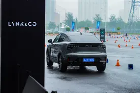 豪华车的配置，合资车的价格，领克05四驱雨天驾驶能力有多强？图片