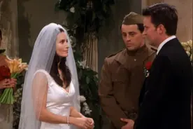 老友记：钱德和莫妮卡结婚居然让乔伊做证婚，确定不会搞砸婚礼？视频封面
