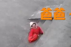 女童摔倒起不来对着监控叫爸爸 一声声呼唤看哭网友图片