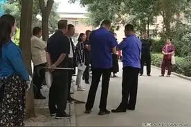 临河一小区业主私自“窗改门”，楼上居民忧心忡忡图片