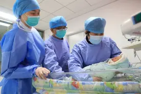 好消息！33周早产女婴未感染已被接回家，妈妈重症症状已缓解图片