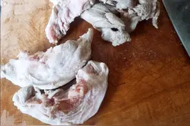 猪身上仅有的两块骨头，比排骨香还便宜，肉摊老板都夸真会吃图片