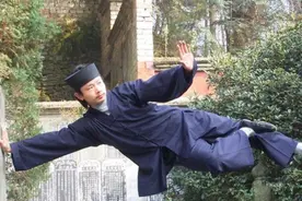 他被誉为中国轻功第一人，一跃跳上四米高墙，2公里路只需5分钟图片