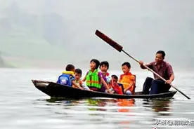 广西乡村“摆渡教师”：34载每天划船接送学生上下学图片