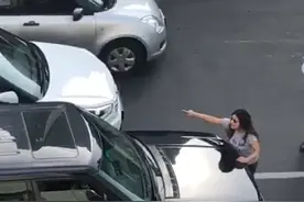 印度女子撞见老公开车带小三兜风，将其拖下车一顿暴打致交通瘫痪图片