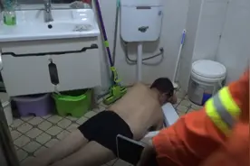 好尴尬！江西萍乡一男子，为捡牙刷被卡便池图片