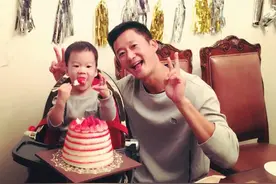 吴京谢楠深夜撇下孩子聚会，白酒喝到空杯，聊天手舞足蹈似小醉图片