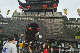 4200年的湖南古城被拆毁，曾是湘西四大古镇之首，重建后游客稀少图片