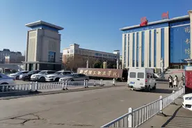 追踪｜郑州这个学校曾被多次举报，学校承诺：更改收费价格，退还超标费用图片