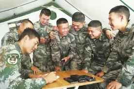 军装照不准上网，是不是可以放宽了图片