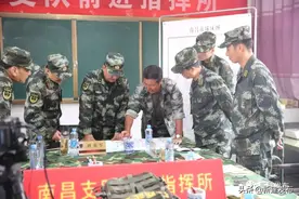 刘勇军看望支援我区抗洪抢险的武警官兵图片