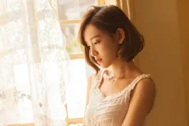 “老婆，以后我的工资卡让你管”“别，你工资高，咱继续AA吧”图片