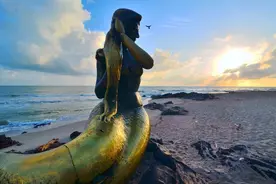 渔民抓到“美人鱼”，引来全村人围观，村长一眼识出了它的真面目图片