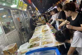 太原夫妻卖沾串串，十几种酱料随意蘸，一晚上卖2万串，月入5万图片