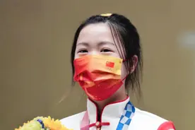 奥运冠军杨倩晒素颜训练照，肤白貌美嘴唇厚，男粉：口罩不能摘图片