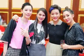 杨澜：腹有诗书气自华，黑上衣配白色半裙，简约穿搭难掩端庄气质图片