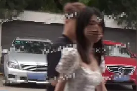 知名女星深夜聚餐喝到烂醉，小腹鼓起撑开上衣，全程靠助理搀扶图片