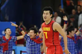人生赢家王仕鹏，退役后转战解说，娇妻高学历高颜值惹人羡图片