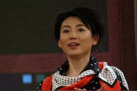 王小丫年过半百不改气质，衬衫裙配丝巾显优雅，可惜身材有些拖累图片