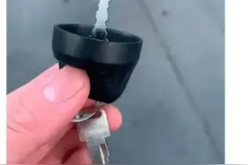 今天去相亲，她问我开什么车，我给她看了车钥匙，她扭头就走。图片