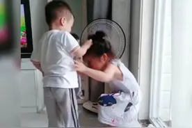 姐弟俩打架，双方都丝毫不示弱，网友：这硬生生的拽头发得多疼啊图片