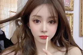 小说：“这是我的女朋友，可是厉害的很！”图片