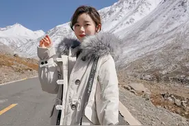 寒风肆虐的冬天，怕冷女生出街，试试大毛领羽绒棉服，保暖又显瘦图片