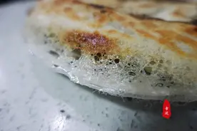 酥脆鲜美的锅贴，皮儿颜色金黄有嚼劲，馅儿鲜香可口越吃越香图片