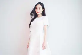 李小璐带火了"老汉背心"，搭配老爹裤，"上紧下松"真时尚图片