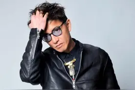 47岁木村拓哉复工晒照，皮衣墨镜变型男，“头疼腰疼”姿势土帅图片