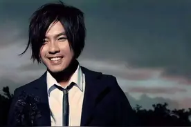 2002年两位烟嗓歌手爆红乐坛，18年今昔对比谁更胜一筹？图片