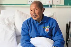 他14岁被抓壮丁，长官逃时将妻儿托于他，他照顾66年终身未婚图片