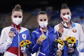 艺体女子全能迪娜摘银痛哭 为什么俄罗斯在艺术体操上输不起？图片