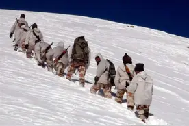 印度特种兵善登5000米雪山，步枪半自动发射：禁止全自动扫射图片