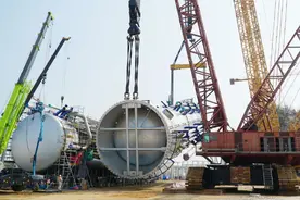 雷项目“全球最大洗涤塔”顺利吊装就位图片