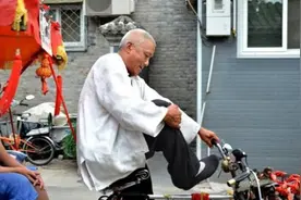 爱新觉罗后人，在北京蹬38年三轮车，自称王爷，一小时150块图片