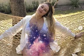 160斤超模池边晒照，产后5个月已见马甲线，曲线独特湿法撩人图片