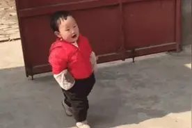 2岁男娃成“蹭饭专业户”，双手插兜四处串门，邻居：别来我家了图片