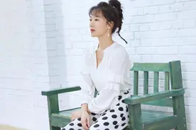 阔太李念真洋气！穿白衬衫配波点裤拍写真，扎起马尾辫哪像35岁图片