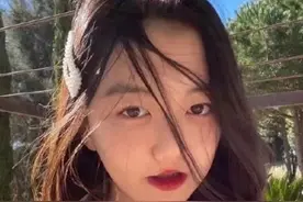 李嫣撕掉“兔唇女孩”标签，陪王菲做头发，笑容​自信大方图片