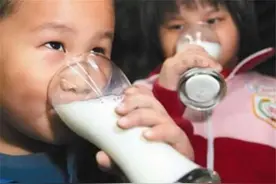 7岁儿子每天一瓶“牛奶”，身高却两年没动静，医生：这不是牛奶图片