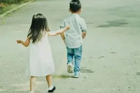 我和老婆青梅竹马，没有秘密全是黑料，她小时候钻面缸被我爸打过图片