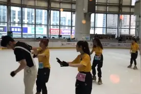 《创造营》录制张云龙只拉着一个女生聊，看清是谁后，绯闻预定图片