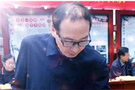 湖北襄阳出现超级象棋高手，与美国神1拼杀上百步，砍光老将赢了图片