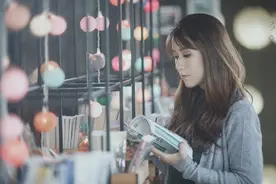 小说：小伙抱着前女友亲吻，女子却神色冰冷，嘲笑小伙像个孩子图片