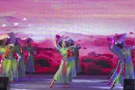 经典红歌《山丹丹花开红艳艳》仿佛把我们带到了迎接红军的时候图片