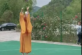 阿弥陀佛，当代高僧释明心，身高近一米九，日常修行打篮球养花图片
