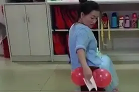 幼儿园老师教小朋友擦屁屁，方法新颖独特，网友：这我咋没想到呢图片